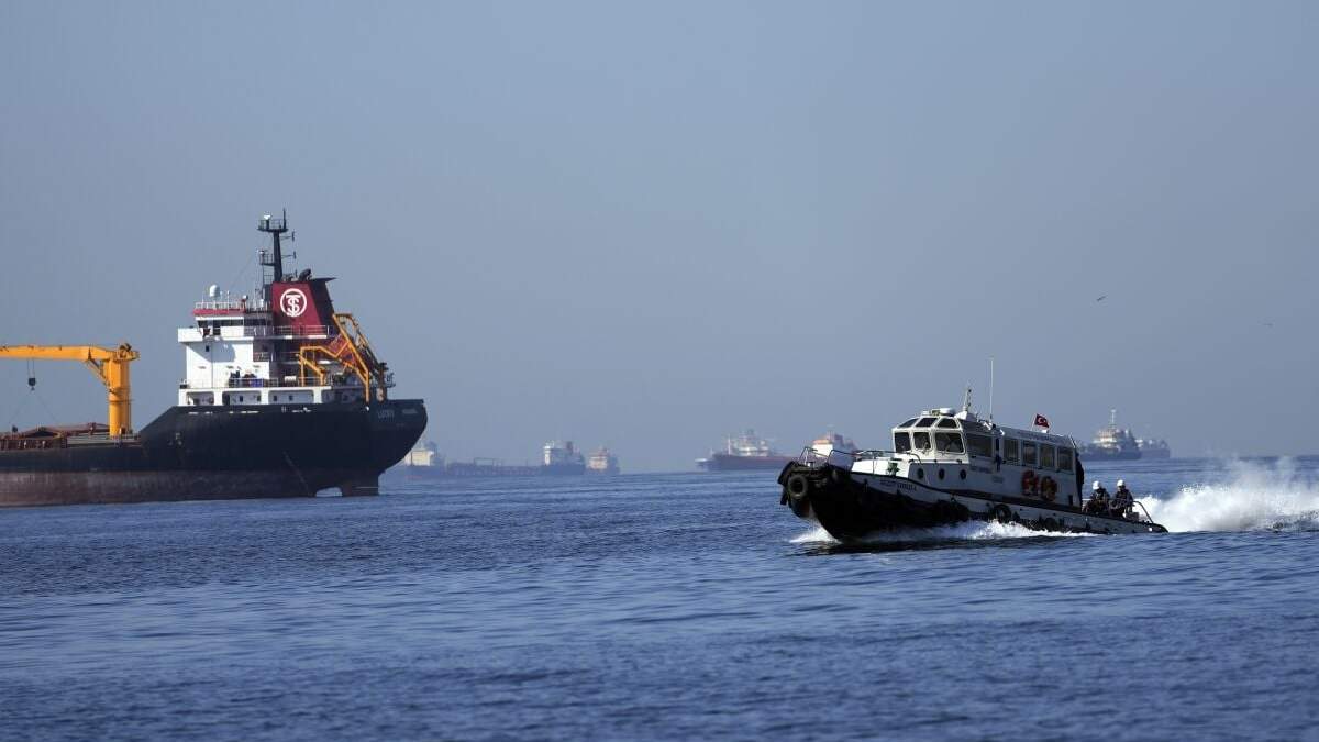 Un barco con representantes de Rusia, ucrania, Turquía y Naciones Unidas se dirige a inspeccionar el cargamento de barcos llegados de Ucrania con grano, en el Mar de Marmara en Estambul, Turquía