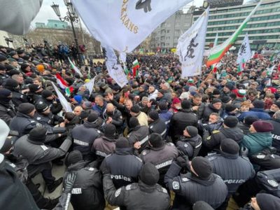 Policías y manifestantes antivacunas se enfrentan en Bulgaria