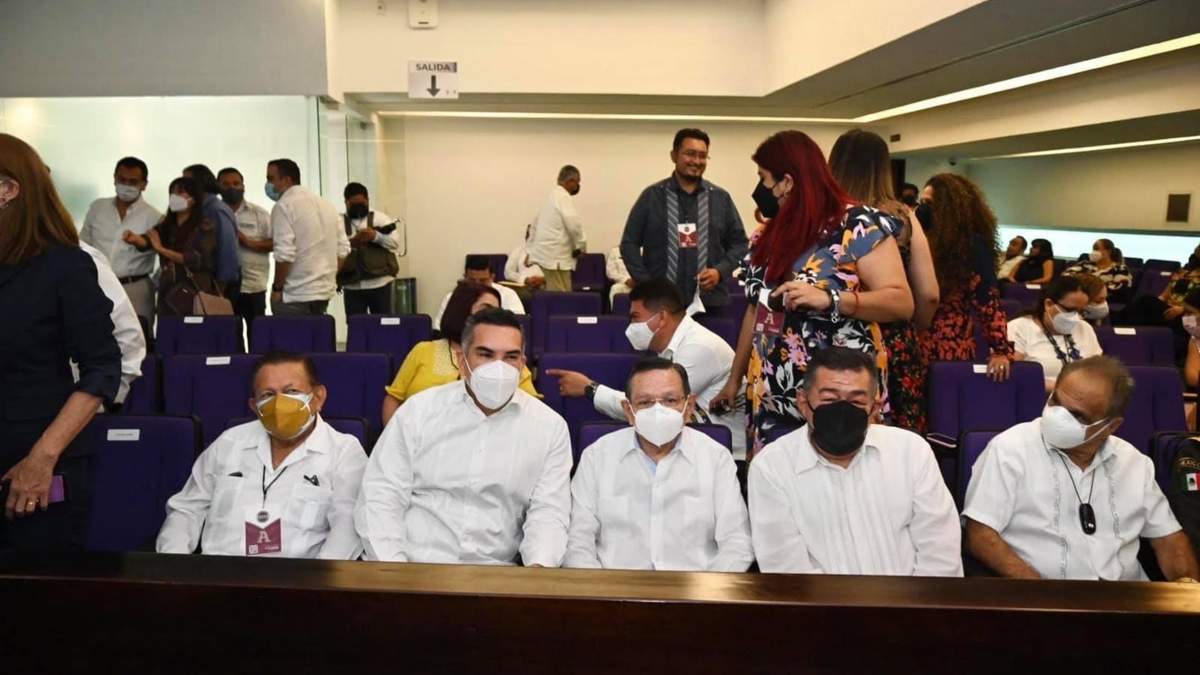 Alejandro Moreno junto con otros exgobernadores priistas de Campeche en la toma de protesta de Layda Sansores