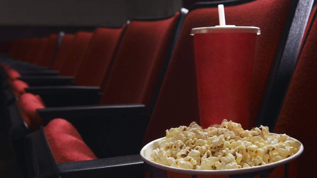 Butacas de un cine, pochoclos y gaseosa. Fuente: (Twitter)