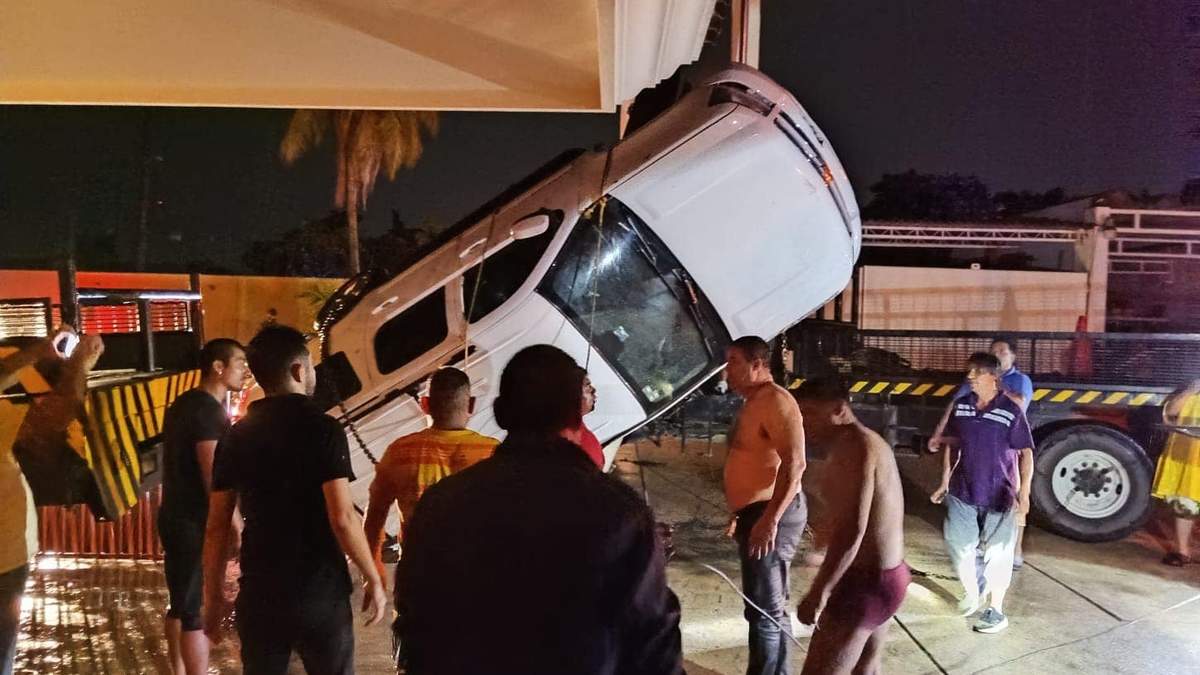 La camioneta en la que cayeron los jóvenes