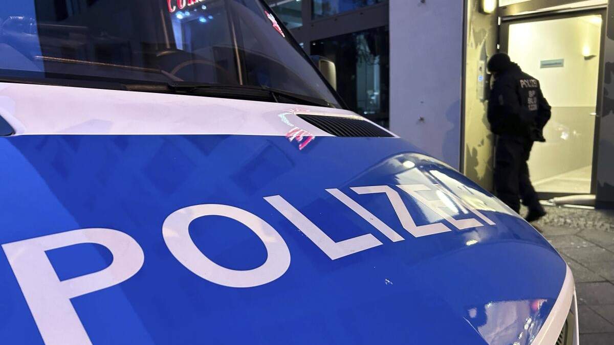 Un vehículo policial, en la calle durante una redada en Berlin-Adlershof, en Berlín