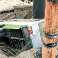 Microbús cae de Periférico Norte; 12 heridos (Video)