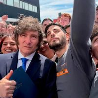 Entre apoyo y protestas: Javier Milei relanzó su campaña con Santilli y un fuerte operativo de seguridad