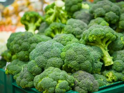 El tallo del brócoli no lo tires: hacé esta receta exprés y deliciosa para sumar a una picada