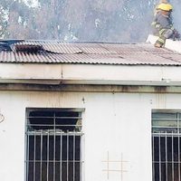 Bomberos sofocó un incendio aparentemente intencional en una escuela de Valentina Sur
