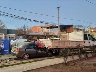 Madrugada fatal: murió tras chocar con su auto contra un camión estacionado en el barrio La Sirena