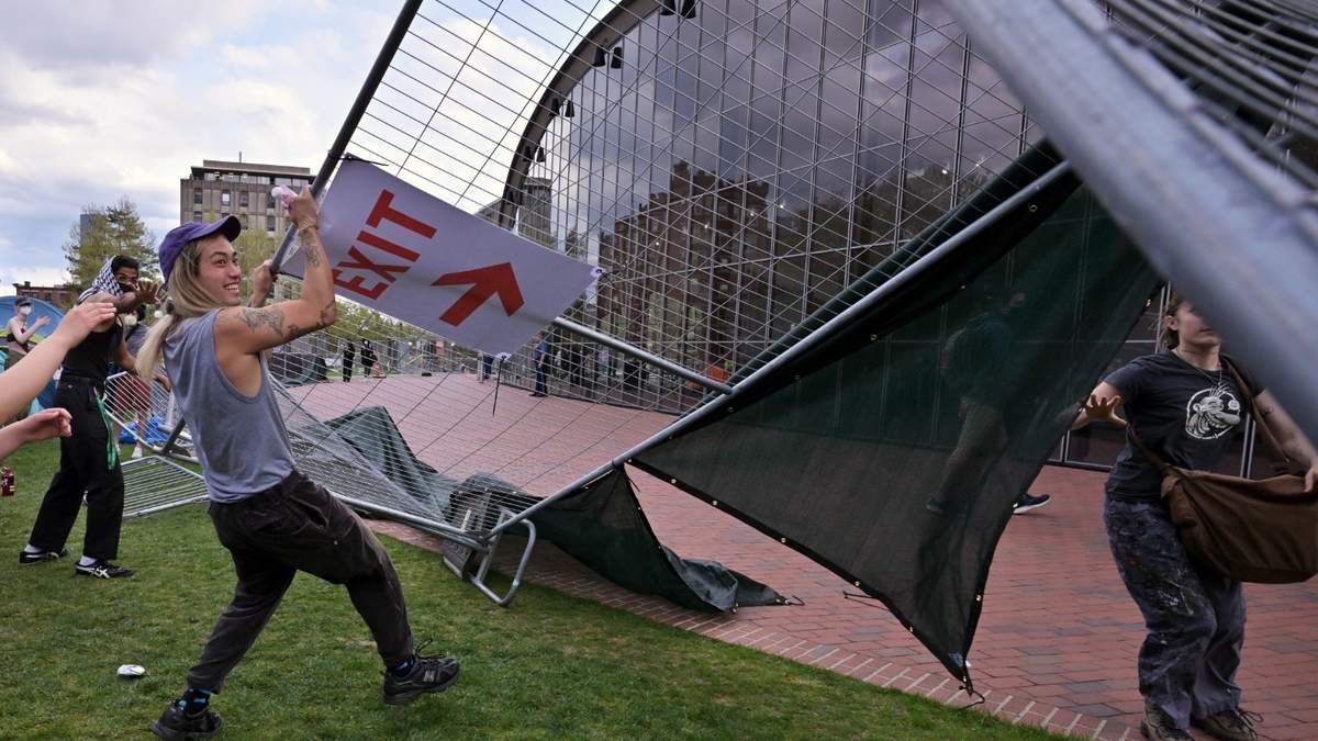 Manifestantes quitan barricadas que habían sido colocadas afuera de un campamento de protesta propalestino en el Instituto de Tecnología de Massachusetts