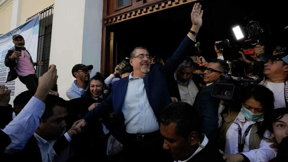 Bernardo Arévalo, candidato presidencial del Movimiento Semilla, saluda después de votar en la segunda vuelta de las elecciones presidenciales en Ciudad de Guatemala