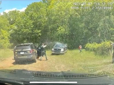 Por brutalidad policial, un hombre demanda a los oficiales que le dispararon 50 veces (video)