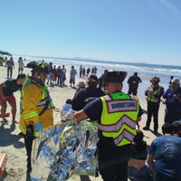 Familia que intentó cruzar de Tijuana a EU es arrastrada por el mar