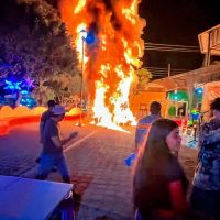 Habitantes prenden fuego a árbol navideño y toman la alcaldía de Jonacatepec, Morelos