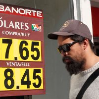 Especulación y caída de petroprecios impactan al peso; el dólar cierra en $18.75