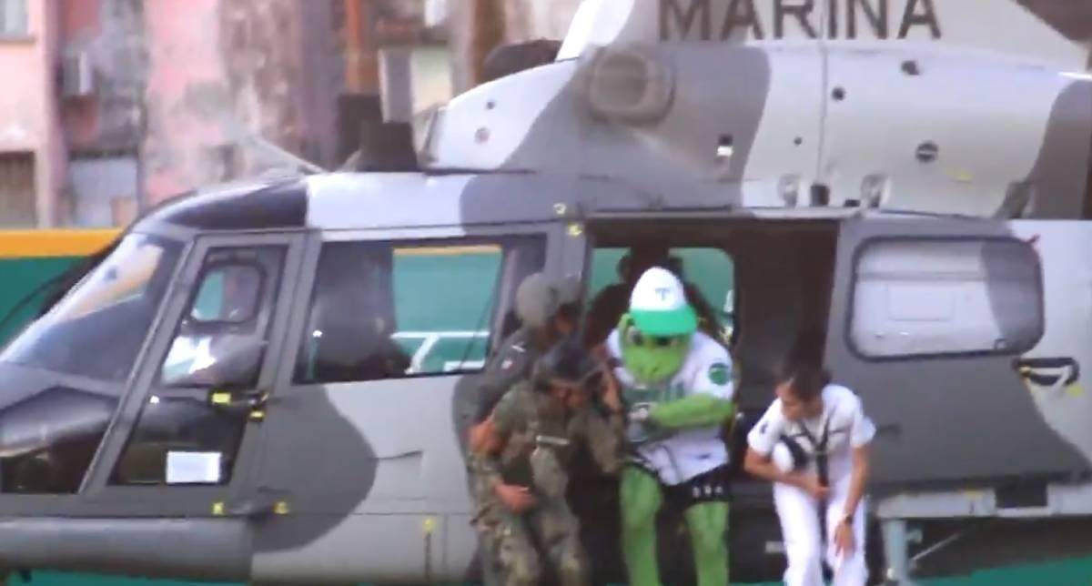 Pochi, la mascota de Olmecas, descendiendo del helicóptero de la Marina