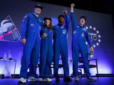 Astronautas de Artemis II regresan de la Luna tras viaje que batió récords