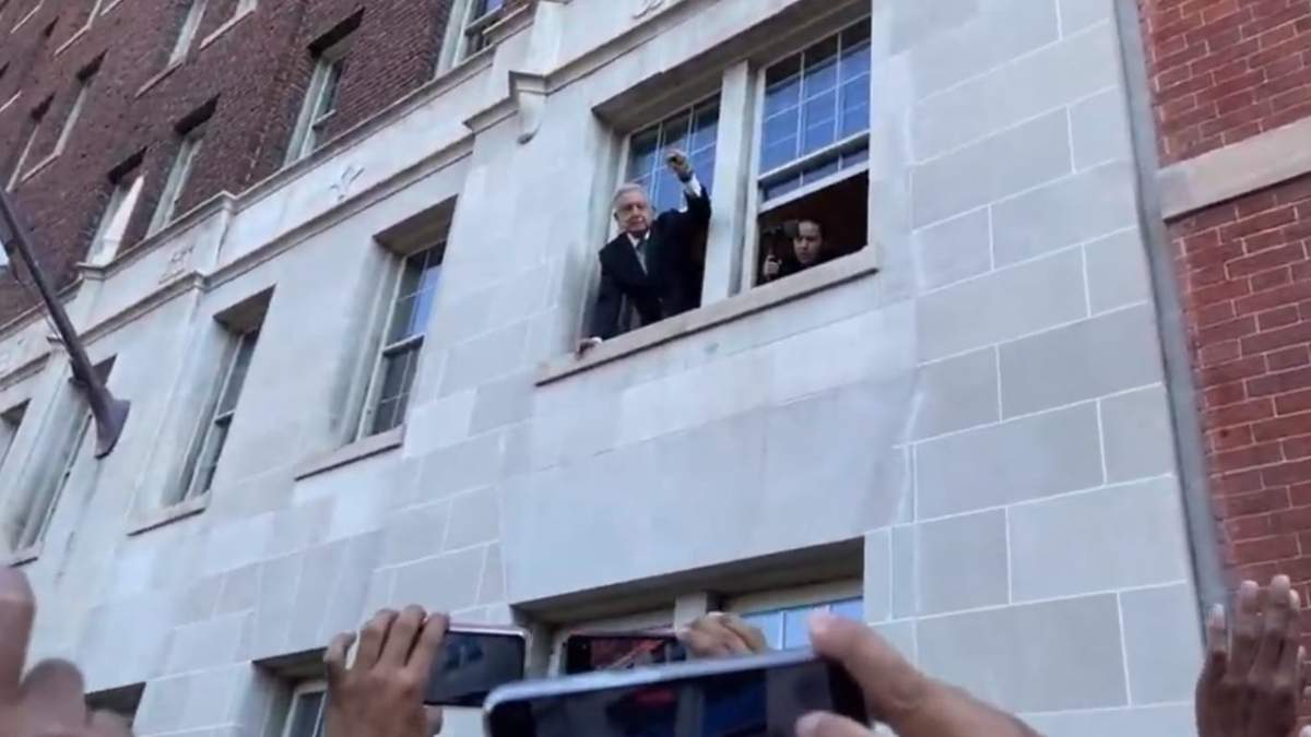 El presidente se asomó por la ventana del hotel donde se hospeda