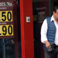 El dólar cierra en nuevo máximo histórico; se vende en 20.13 pesos