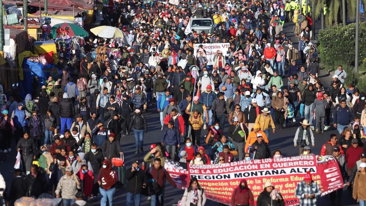 Integrantes de la CNTE marcharon este jueves de Palacio Nacional a la Cámara de Diputados