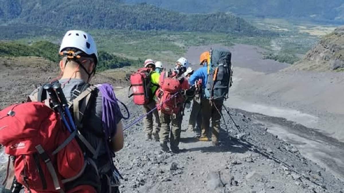 En una camilla, el montañista fue rescatado por brigadistas. Fuente: (PNL)