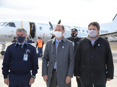 El gobernador Omar Gutiérrez inauguró la ruta aérea que unirá Neuquén con Mendoza