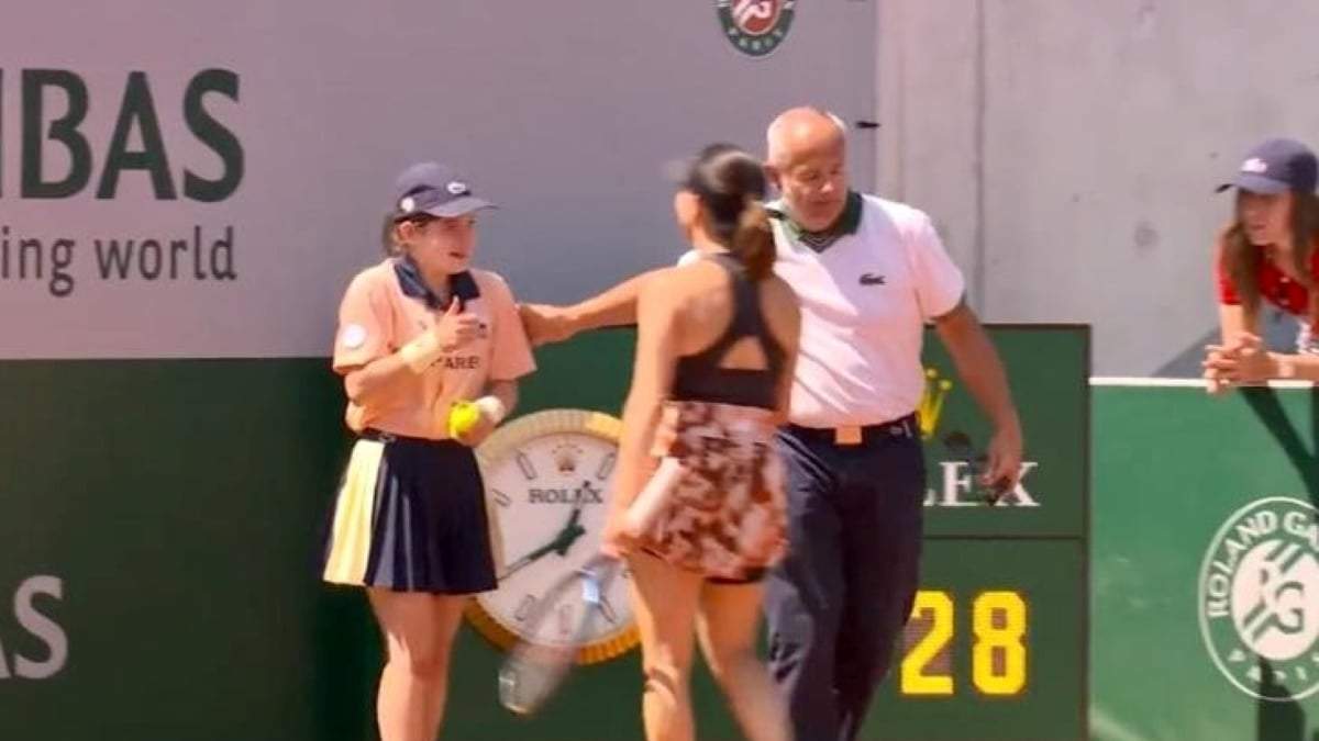 La japonesa Miyu Kato golpea sin querer a una recogepelotas en el partido por la tercera ronda de dobles femenino de Roland Garros
