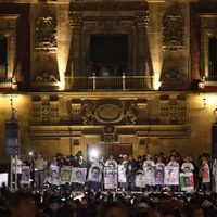 "Por el amor a nuestros hijos, seguimos de pie”: padres de los 43 de Ayotzinapa al concluir marcha