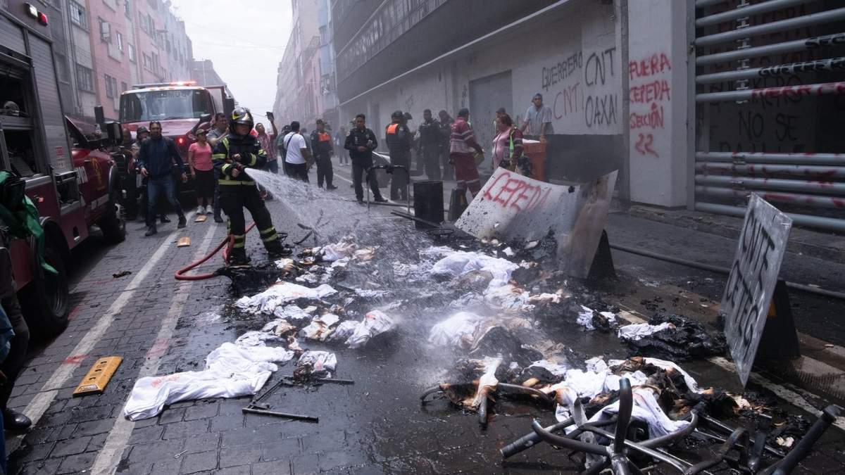 Bomberos sofocan el incendio frente a las instalaciones del SNTE en la CDMX
