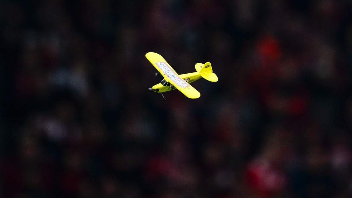 Un avión a escala vuela dentro del estadio durante el partido de futbol de la Bundesliga entre SC Freiburg y Eintracht Frankfurt