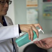 Se registró una demanda récord de alcohol en gel en el país por el coronavirus