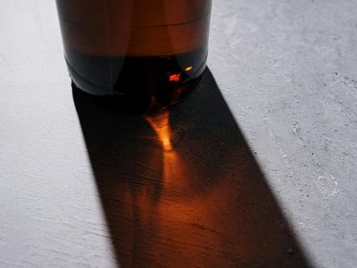 No las tires: tus botellas de cerveza vacías son un tesoro para el reciclaje y la decoración