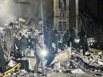 Encuentran a mujer abrazando a bebé en escombros de edificio tras ataque ruso con dron