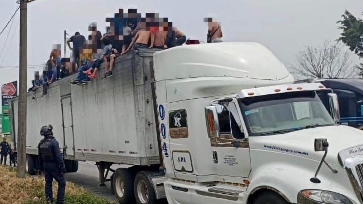 Tráiler con migrantes en Veracruz