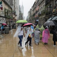 El desecho de aceite comestible a las coladeras puede incrementar el riesgo de inundaciones
