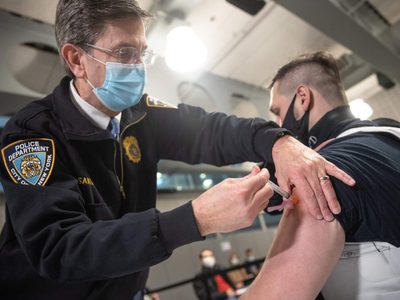 Nueva York hará que todos sus trabajadores se vacunen, pero también les da otra opción