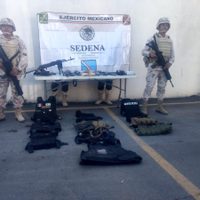 En Nogales, Sonora, abandonan un camión con armamento y droga