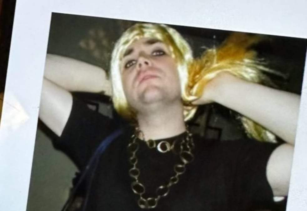 Supuestas fotos de J.D. Vance con una peluca rubia, blusa negra, falda y un collar