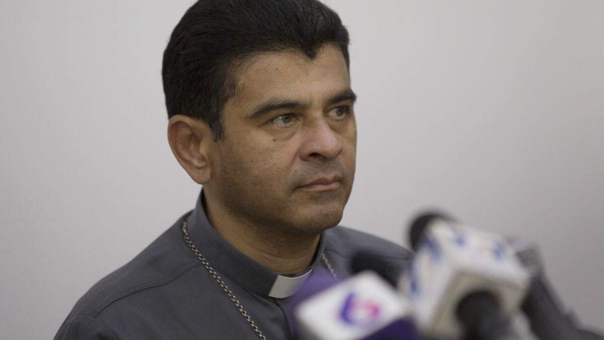 ARCHIVO - Rolando Álvarez, obispo de Matagalpa, en una conferencia de prensa sobre el acuerdo de la Iglesia católica de actuar como "mediador y testigo" en un diálogo nacional entre el gobierno y miembros de la sociedad civil, en Managua, Nicaragua, el 3 de mayo de 201. El gobierno de Nicaragua excarceló y desterró a Álvarez, condenado a 26 años de prisión por conspiración y otros delitos, y lo envió en un avión con destino al Vaticano, aseguró el obispo auxiliar de Managua, monseñor Silvio Báez