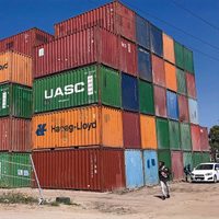 Ensenada, cercada por un muro de contenedores