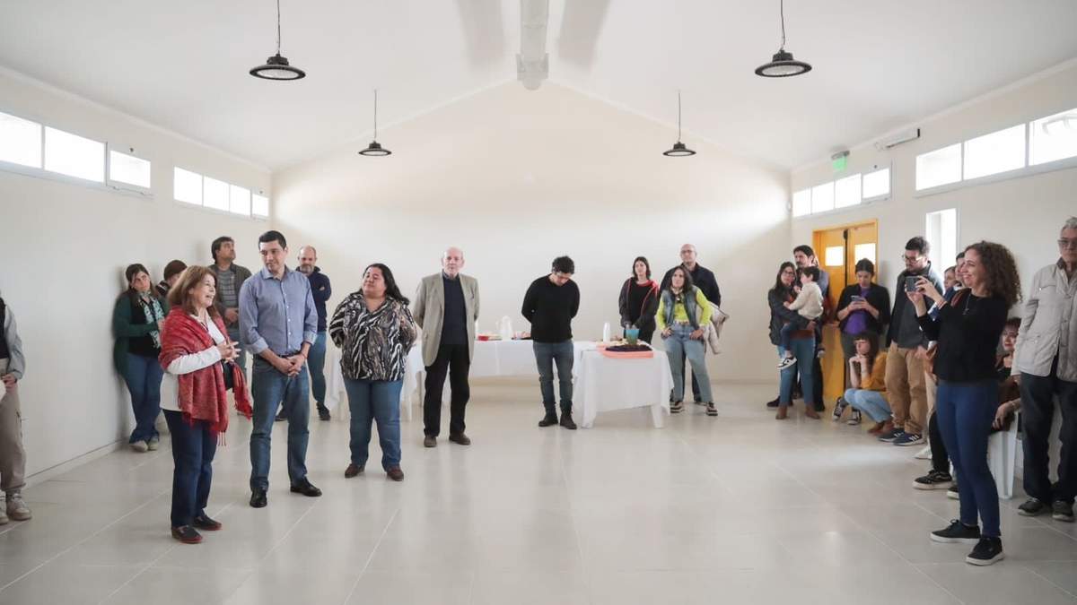 Marcos Koopmann en la nueva sede donde funcionará el programa “Barriletes en Bandada”. Fuente: (Legislatura de Neuquén).