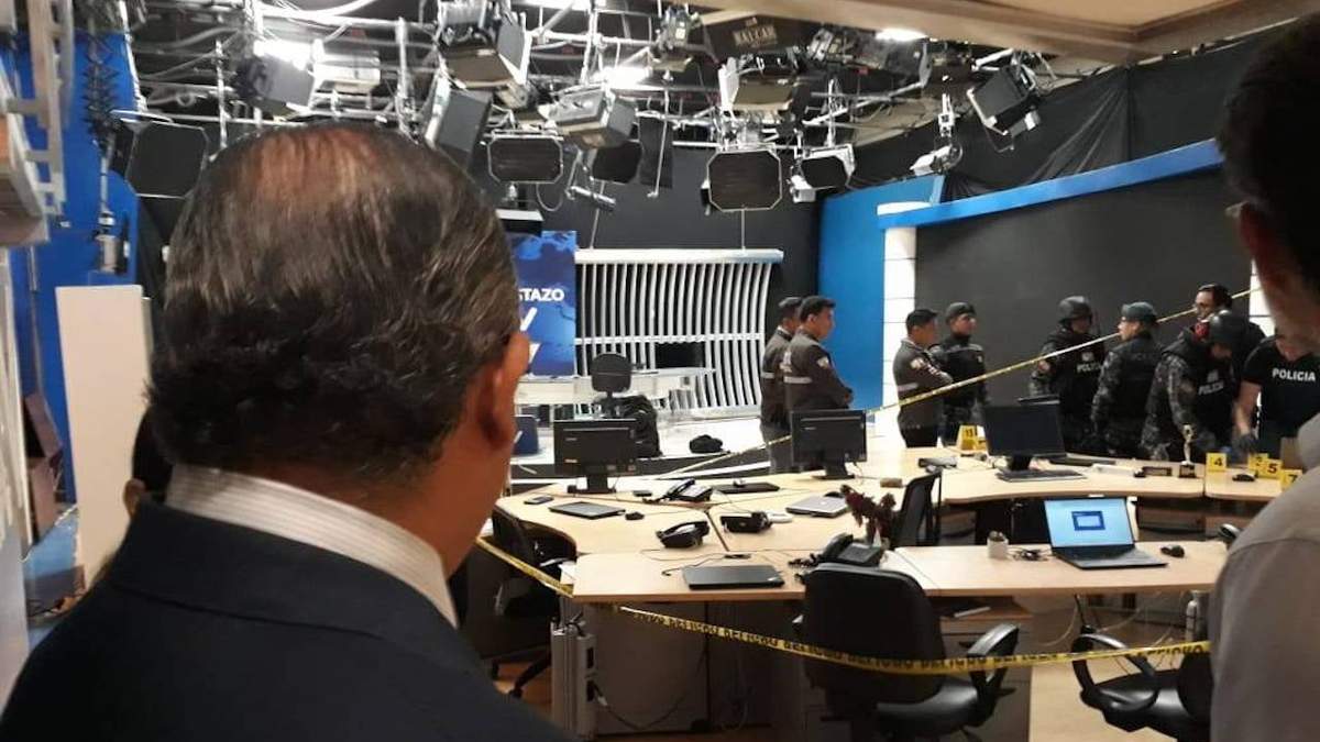 Elementos de la policía antbombas llegaron a la televisora TC donde fue reportado otro explosivo