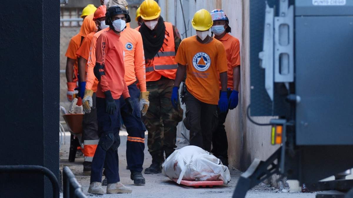 Rescatistas, junto al cadáver recuperado de una persona que falleció por el derrumbe del techo de la discoteca Jet Set durante un concierto de merengue dos noches antes, en Santo Domingo, República Dominicana, el 9 de abril de 2025