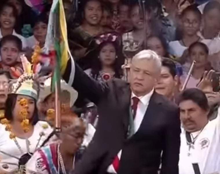 AMLO al recibir el basón de mando de pueblos indígenas en diciembre de 2018
