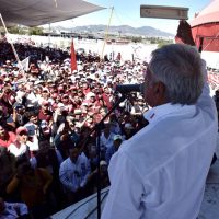 En mitin con suegro de Emilio Azcárraga, AMLO suaviza confrontación con empresarios con un llamado de 'amor y paz”