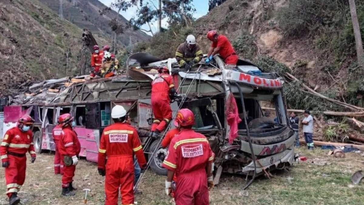 Autobús que viajaba de Lima a la Amazonía peruana se vuelca en una carretera y deja al menos 18 muer