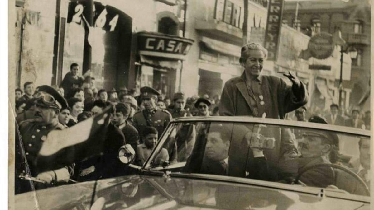 Gabriela Mistral recorre las calles de  Valparaíso, en su último viaje a Chile, en 1954
