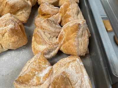 Moñitos de hojaldre extra azucarados: en pocos pasos disfrutá de la merienda más rica