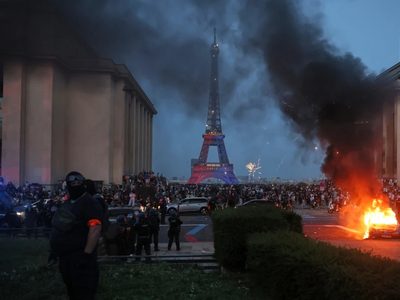 París recibe el desfile del PSG tras disturbios que empañaron la victoria en Champions League