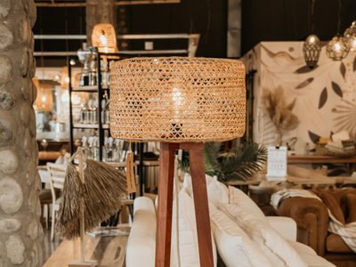 Con unas vigas viejas de madera: creá esta lámpara de pie tipo Pinterest y re canchera para tu casa
