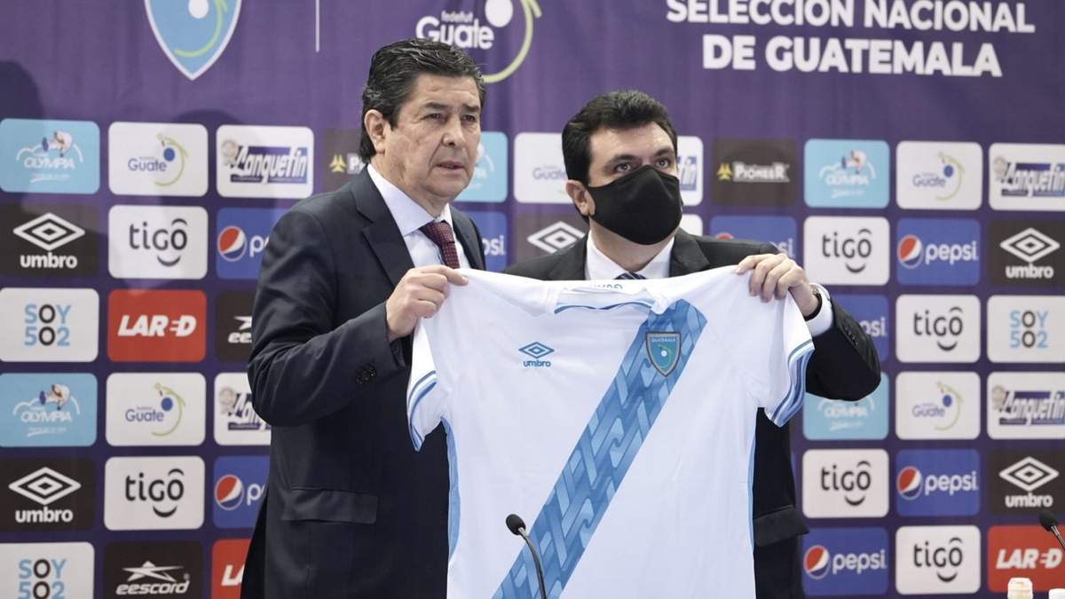 El "Profe" Tena al ser presentando como nuevo timonel