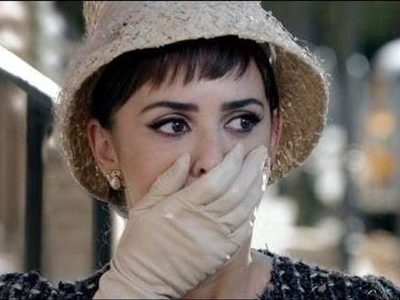 ¡Se le abre! Penélope Cruz quedó completamente sorprendida “¡Se le ve todo lo de abajo!”. Hay video